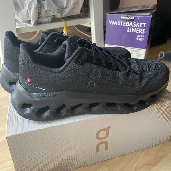 ON CLOUDTILT Shoes size 9